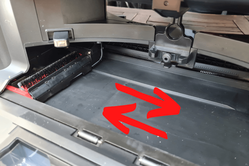 Special track for the cleaning brush of the Roborock S7 Pro Ultra station can be seen.